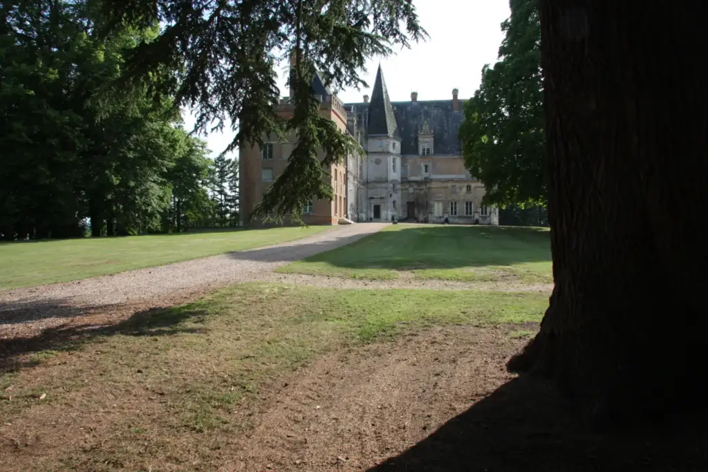 Façade du Château de Courtalain vue depuis le parc