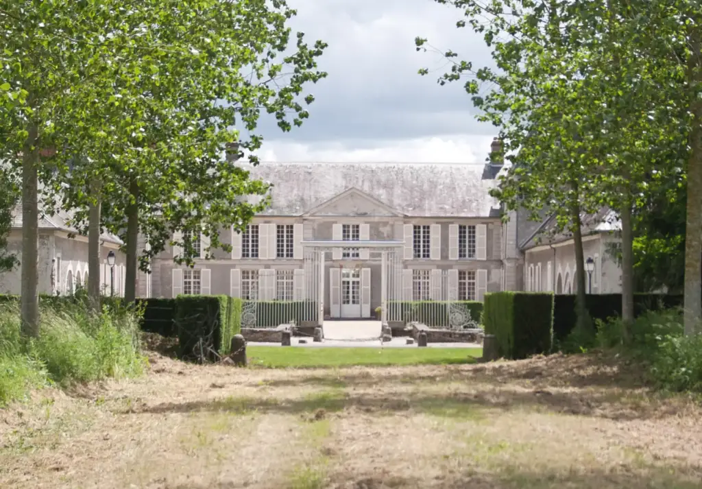 Façade et allée du Château de Janvry – Chateau de janvry, CC BY-SA 4.0