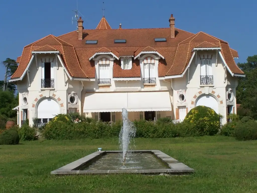 Façade, jardin et fontaine du Château du Clair de Lune à Biarritz
