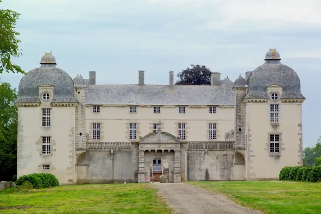 Photographie patrimoniale : façade du château de Beaumanoir