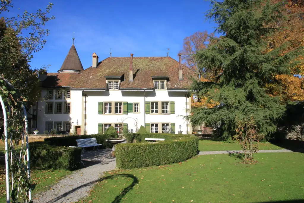 Manoir de la Grande Riedera et jardin sud avec haies et bassin