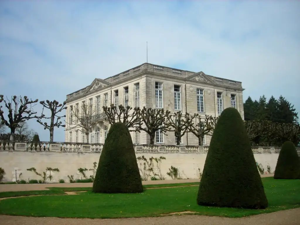 Château de Bouges, vue authentique du bâtiment photographié le 12 avril 2009.