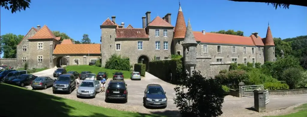 Vieux Château du Domaine de Bournel à toits vernissés, panorama authentique de 2009