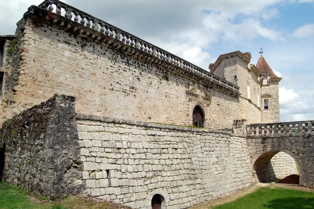 Château Royal de Cazeneuve à Préchac, vue extérieure