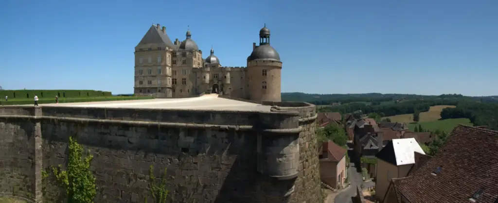 Château de Hautefort en Dordogne, vue extérieure