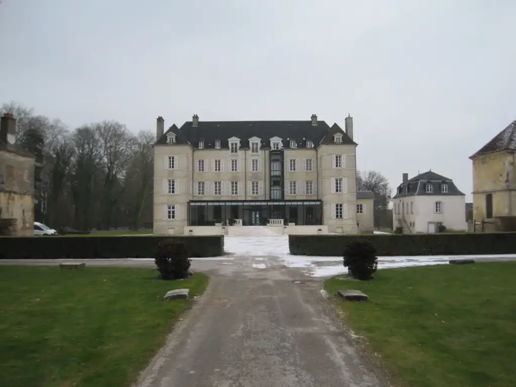 Façade du Château de Saulon vue depuis son allée