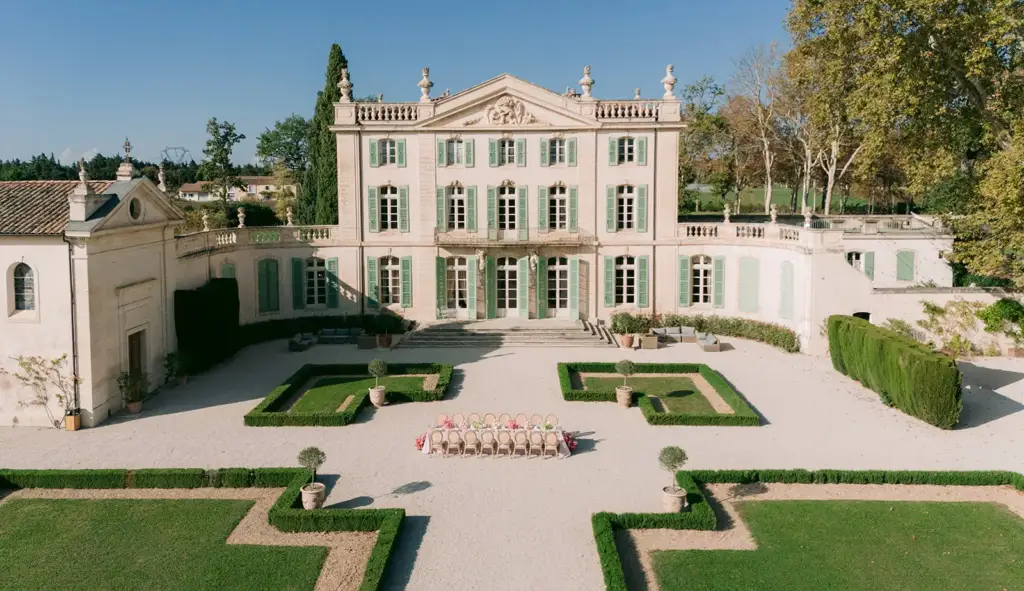 Façade principale du Château de Tourreau à Sarrians