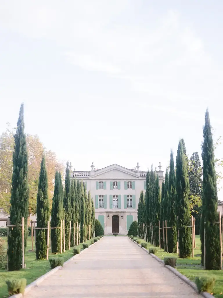 Allée de cyprès et façade du Château de Tourreau