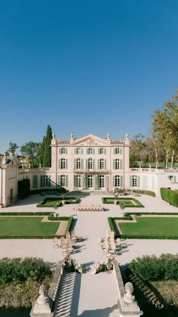 Jardins et façade du Château de Tourreau