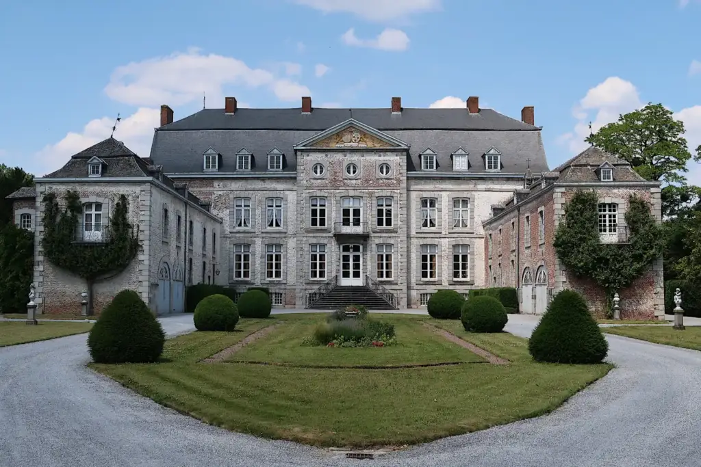 Façade et cour du Château de Waleffe, photographie authentique de 2023