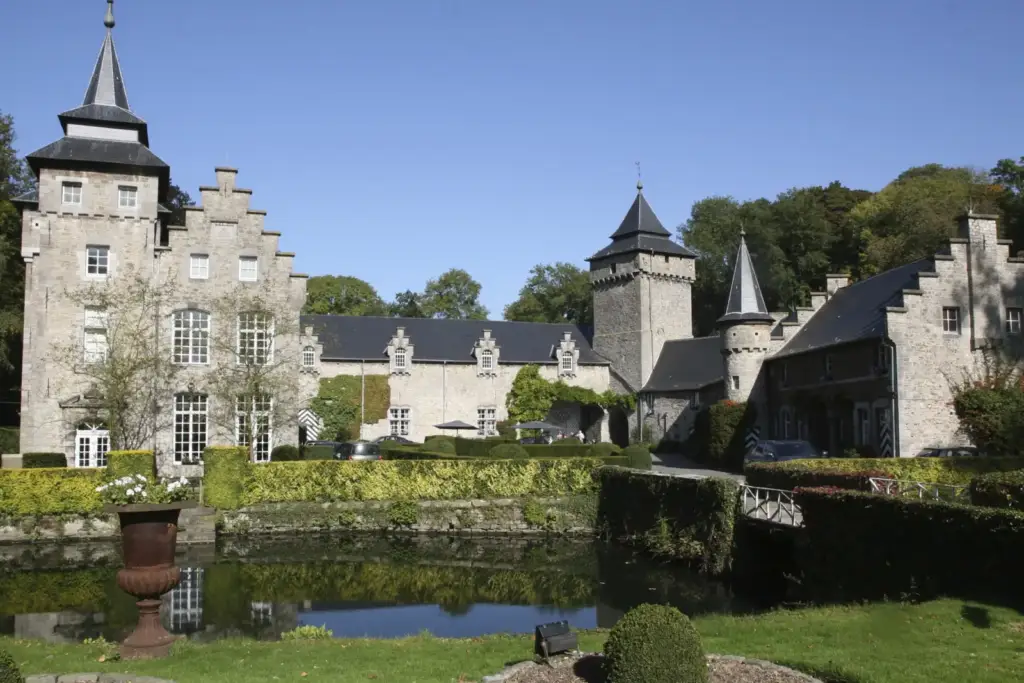Vue extérieure du Château de la Rocq à Arquennes