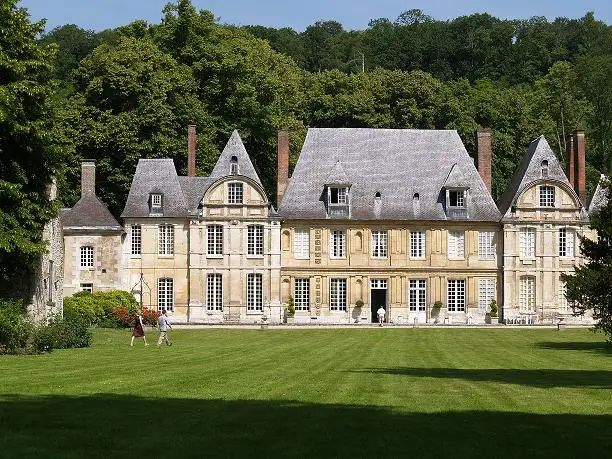 Façade du Château du Taillis et jardin à Duclair en Normandie