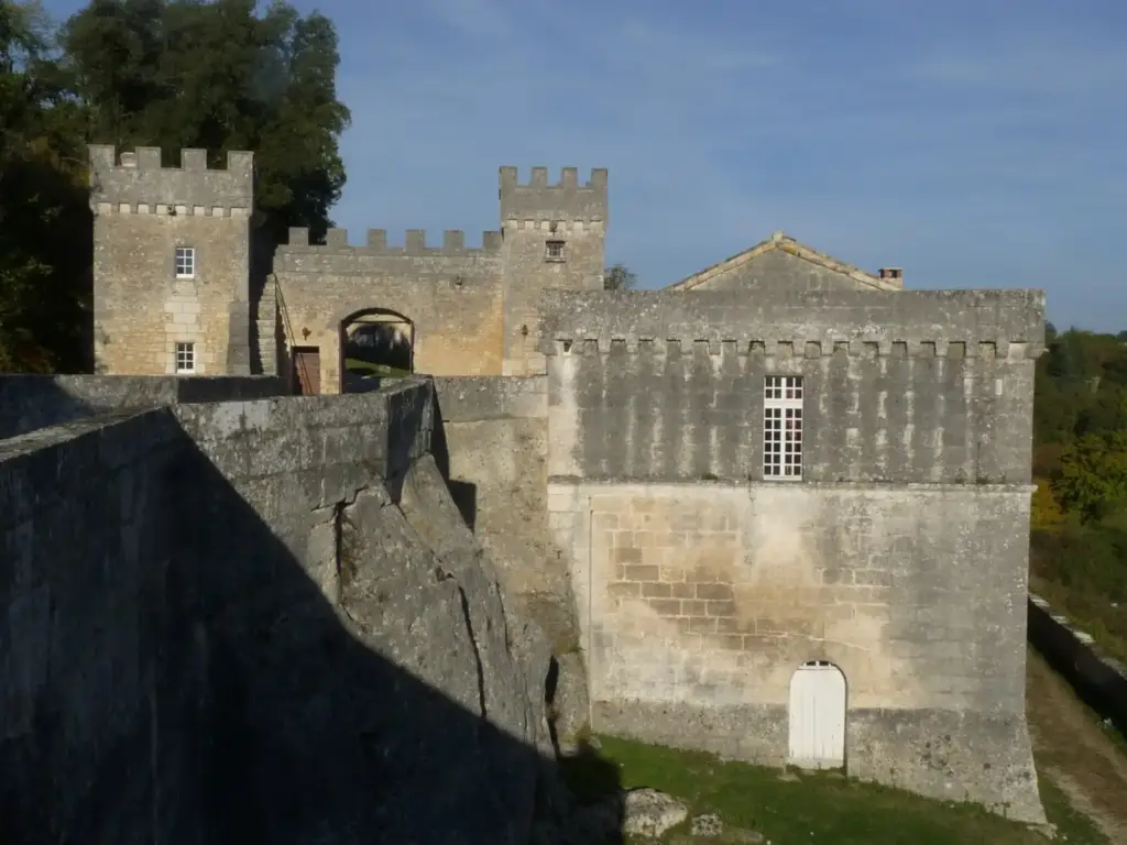 Portail d’entrée du Château de la Tranchade à Garat
