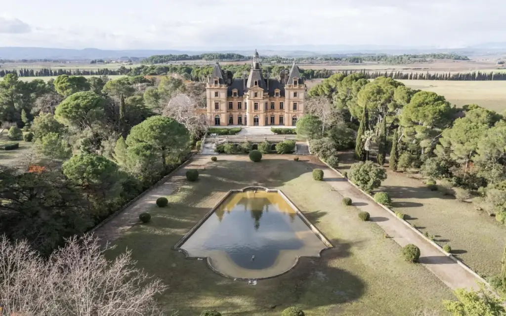 Façade du Château du Terral et bassin dans le parc à Ouveillan