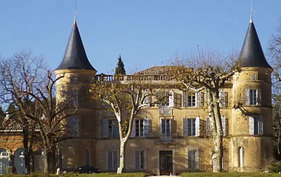 Façade du Château de Robernier avec ses deux tours et des arbres sans feuilles