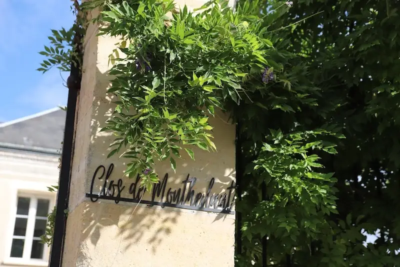 Façade du Clos de Montherlant avec l’enseigne du domaine