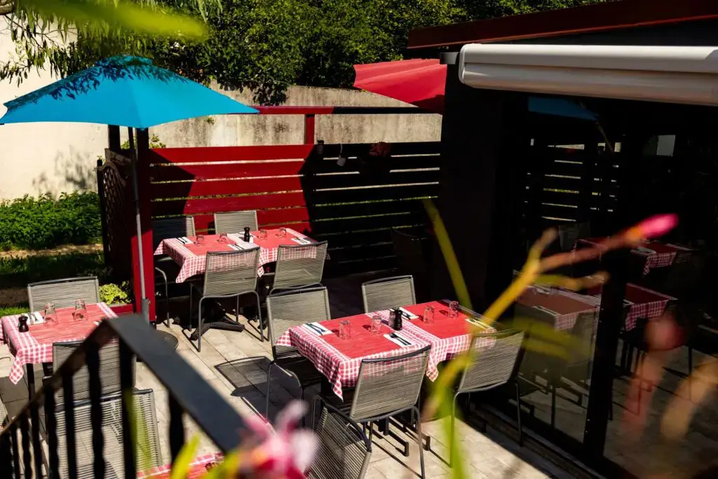 Terrasse du Père Louis avec tables dressées et parasols
