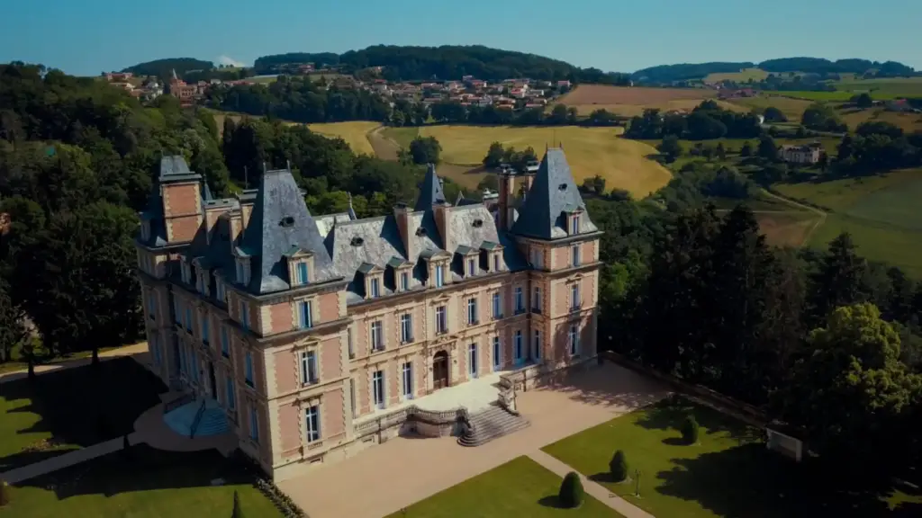 Vue aérienne du château du Domaine des Halles, dans les Monts du Lyonnais
