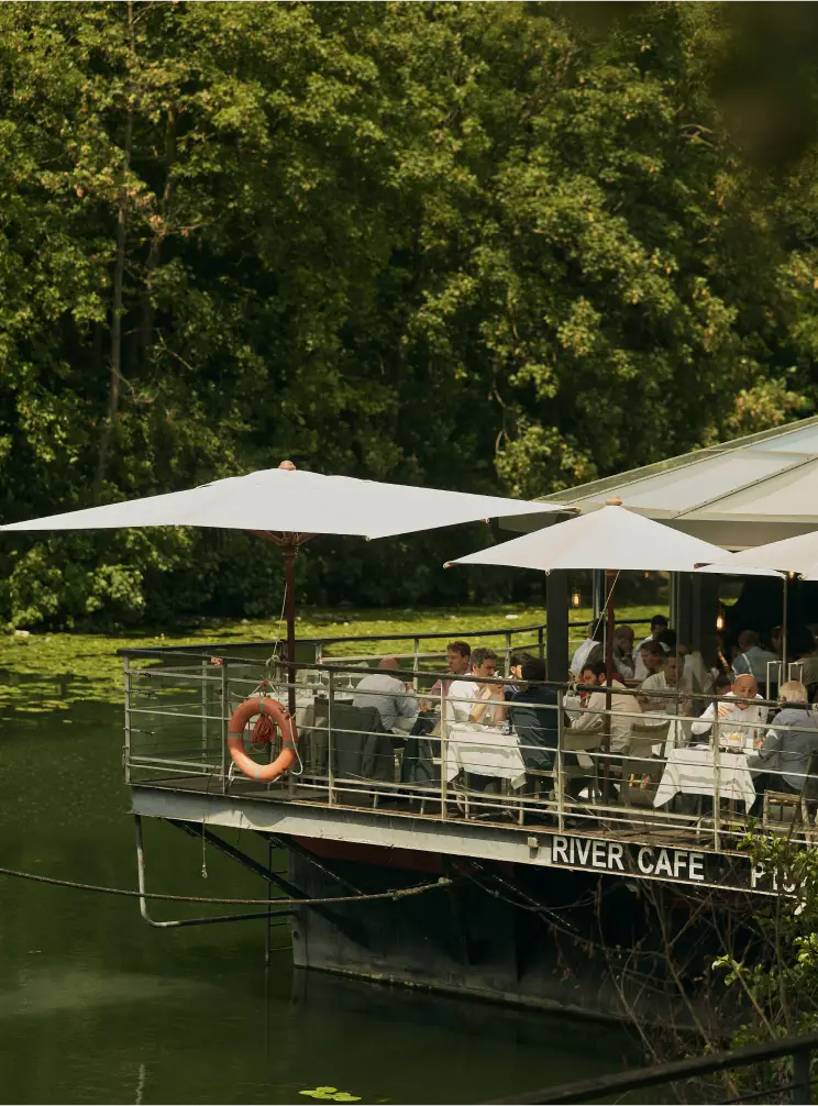 Terrasse du River Café sur la Seine sous les arbres