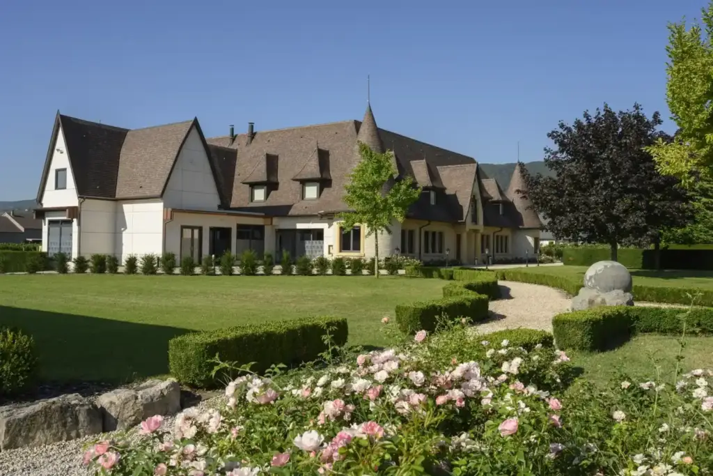 Façade du Château R – Le Petit Wetto et jardin à Wettolsheim