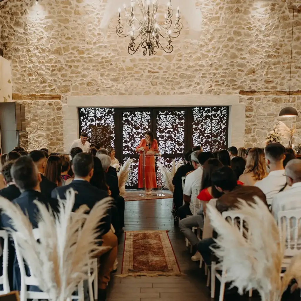Cérémonie de mariage dans une salle en pierre du Domaine de Saint-Clair