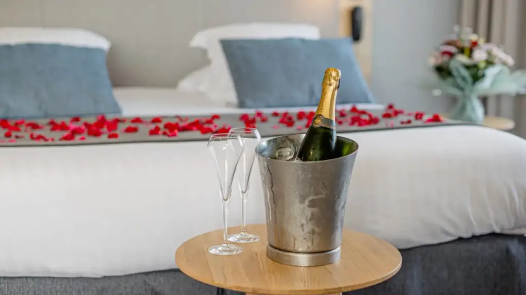 Chambre préparée pour les mariés au Domaine de Saint-Clair