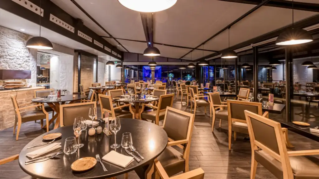 Restaurant du Domaine de Saint-Clair aménagé pour la réception en Ardèche