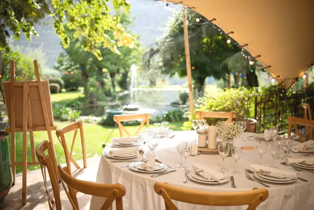 Table de mariage sur la terrasse du Domaine du Riodam