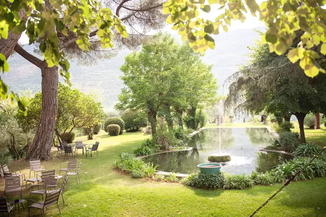 Jardin et bassin du Domaine du Riodam à Contes