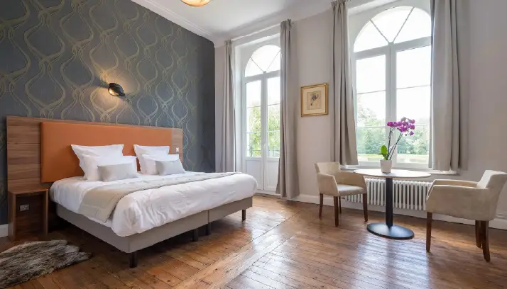 Chambre avec lit double au Domaine du Béron