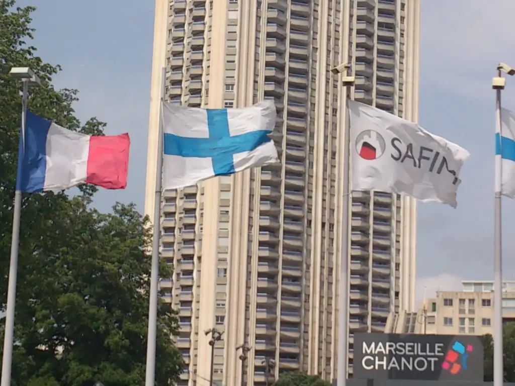 Drapeaux et espace réel de Marseille Chanot, au parc Chanot