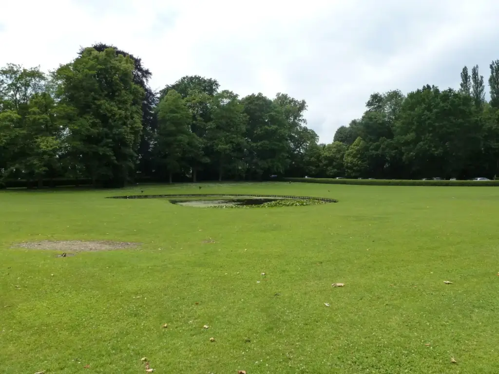 Lawn and pond in the grounds of Kasteel Gravenhof in Dworp, photographed in 2015