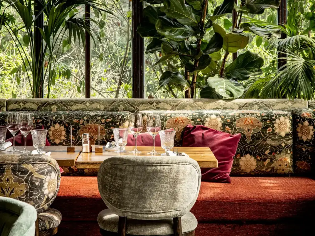 Banquettes et tables sous la verrière du restaurant L’Île à Issy