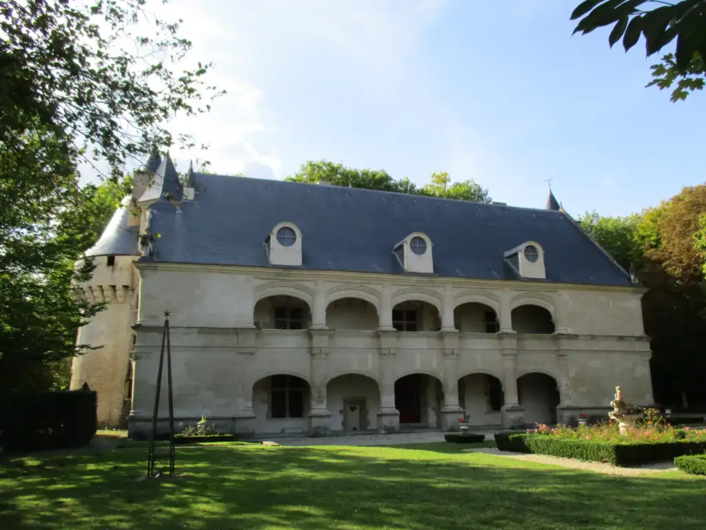Façade et galeries du Château de Dampierre-sur-Boutonne