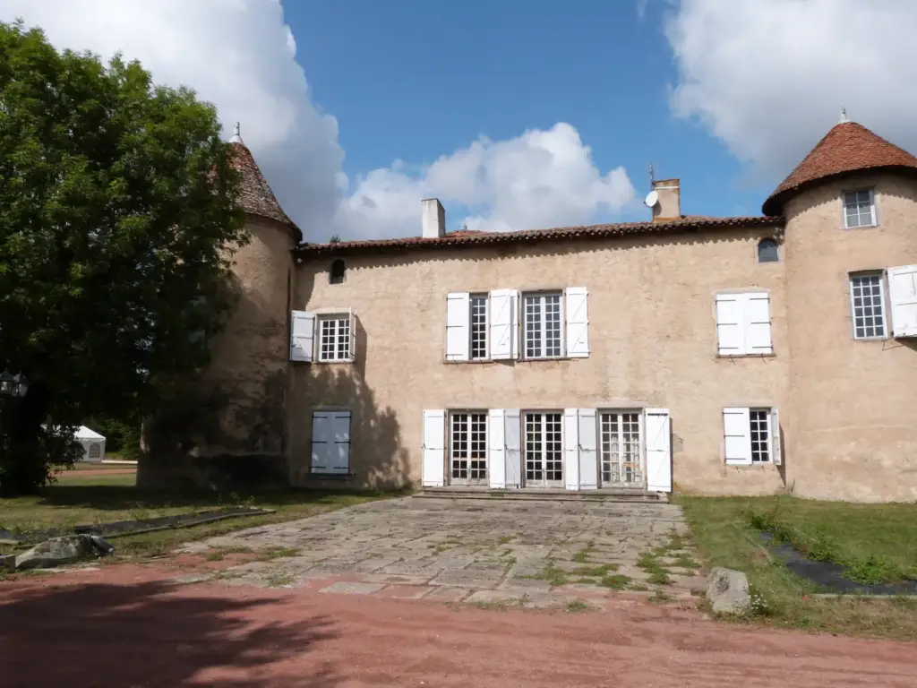 Façade est du château de Montrouge entre deux tours, devant une terrasse dallée