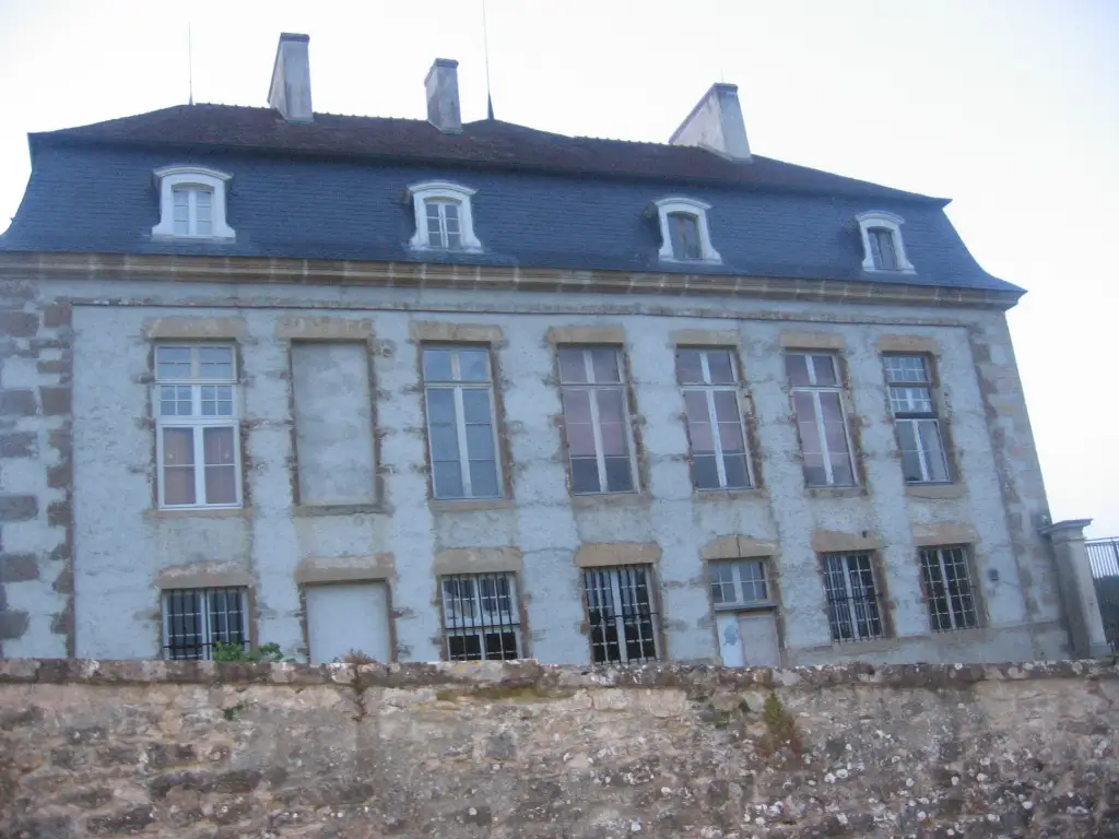 Façade réelle du Château de Flée dans la commune de Le Val-Larrey en Côte-d’Or. Photo JMP93, domaine public (2007).