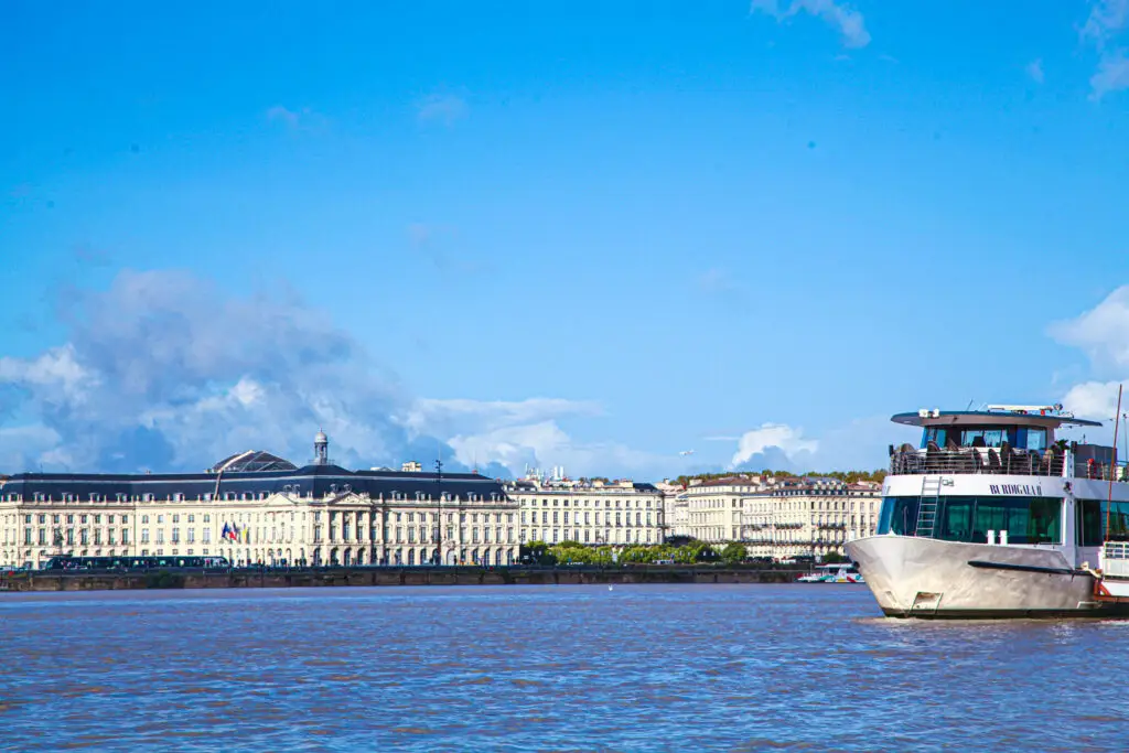 Bateau des Croisières Burdigala sur la Garonne face aux quais de Bordeaux