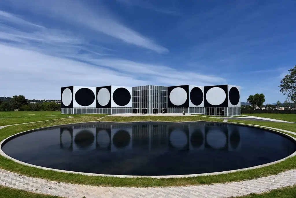 Photo réelle : Fondation Vasarely