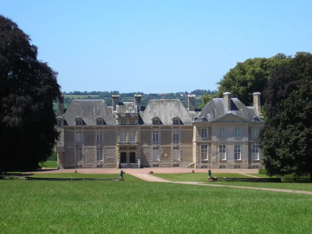Façade du Château de Villers-Bocage au bout de la pelouse en 2011