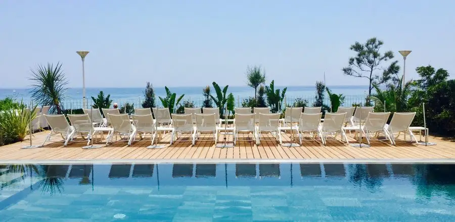Piscine extérieure et terrasse du Grand Hôtel des Sablettes-Plage face à la mer