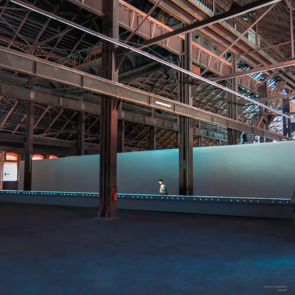 Charpente métallique historique à l’intérieur de la Grande Halle du Parc des Ateliers à Arles
