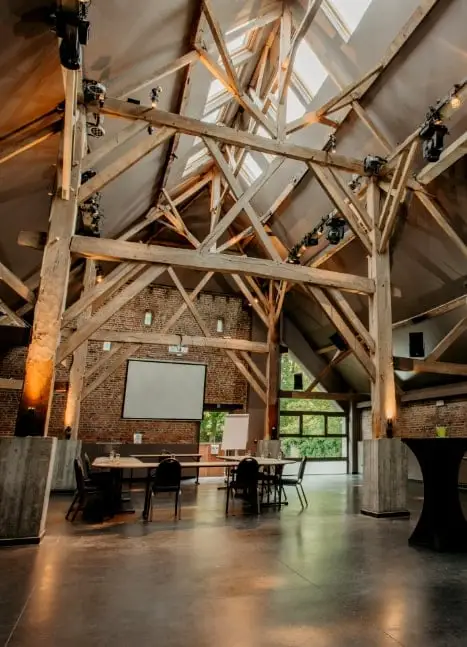 Charpente en bois et espace de réception de la Grange du Val-Fayt