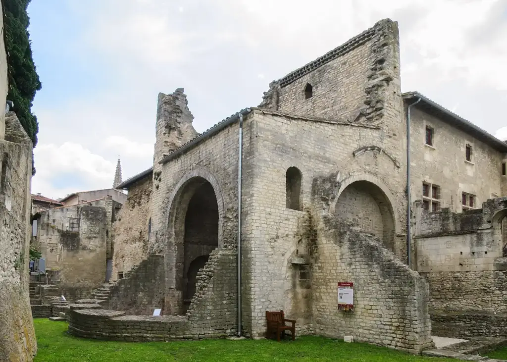 Vestiges des thermes romains à l’arrière de l’Hôtel de Sade à Saint-Rémy-de-Provence