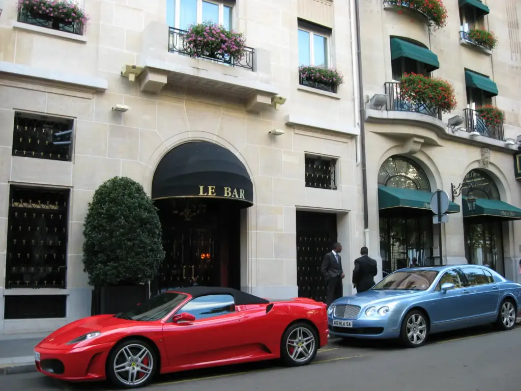 Façade du Prince de Galles, avenue George V à Paris