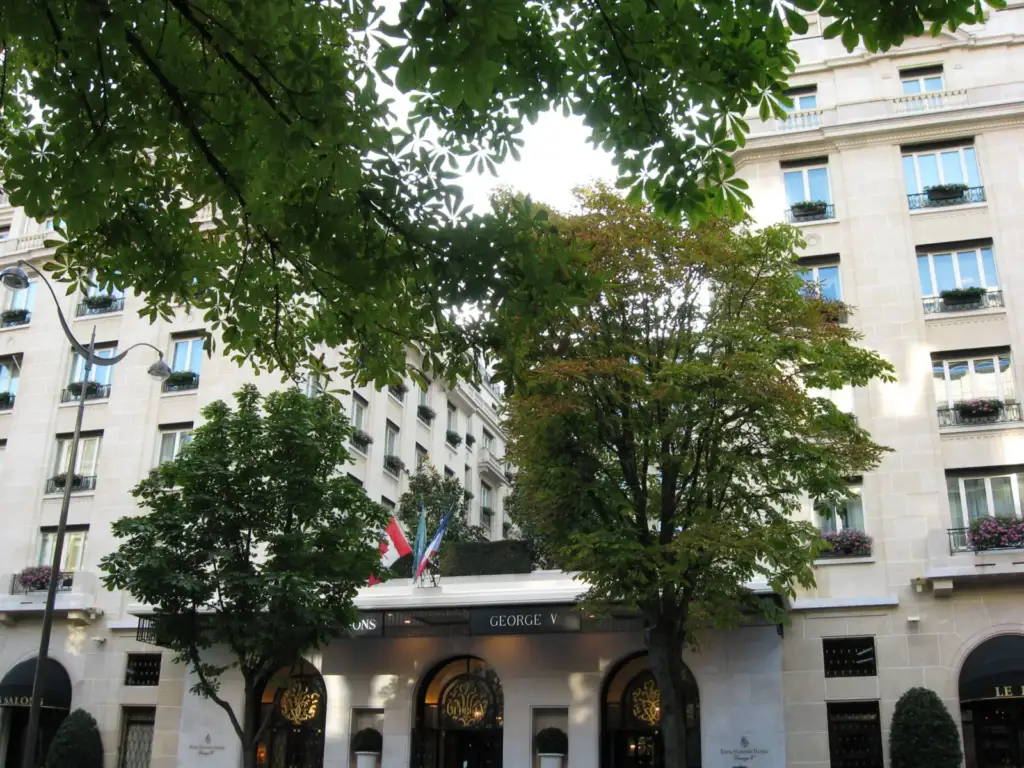 Façade du Four Seasons Hotel George V, avenue George V à Paris