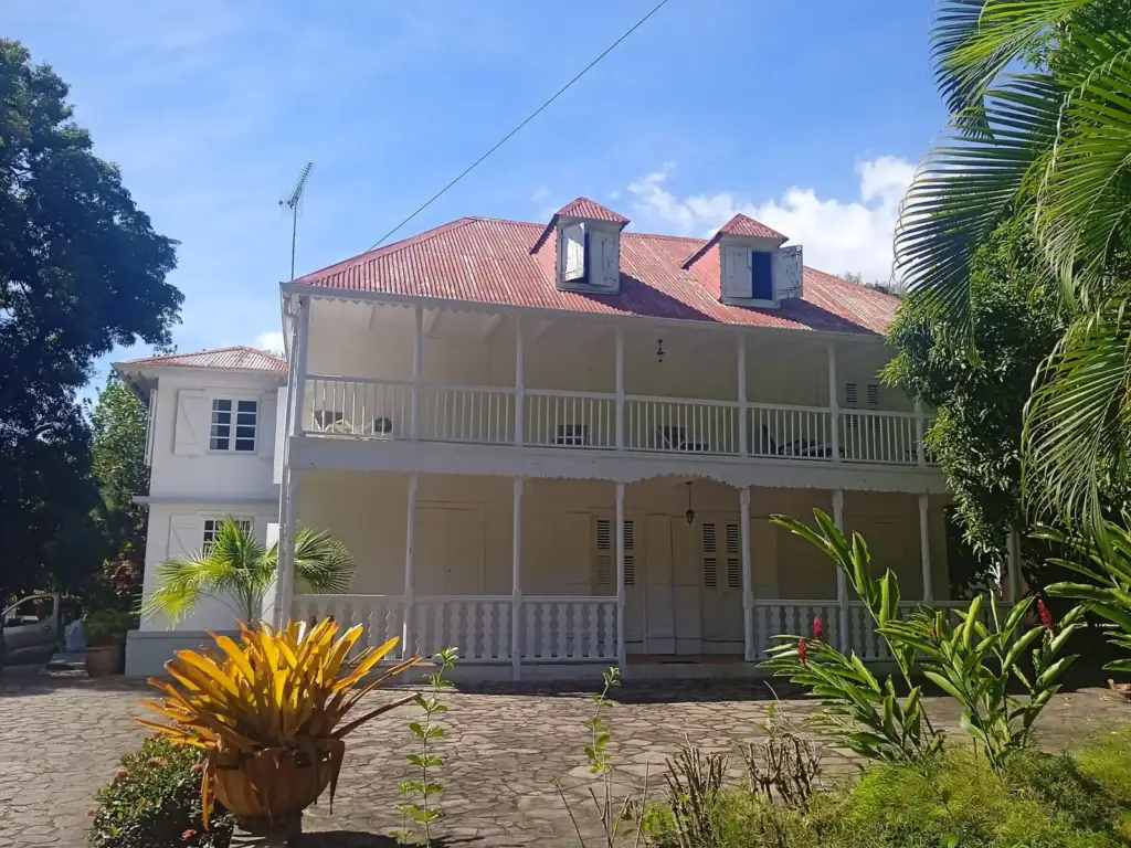 Façade de la maison créole de l’Habitation L’Oiseau à Vieux-Habitants