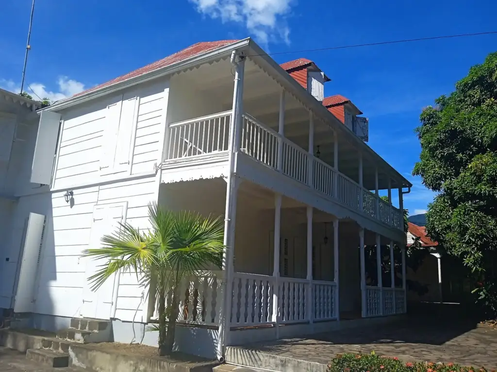 Vue de la galerie de l’Habitation L’Oiseau en Guadeloupe