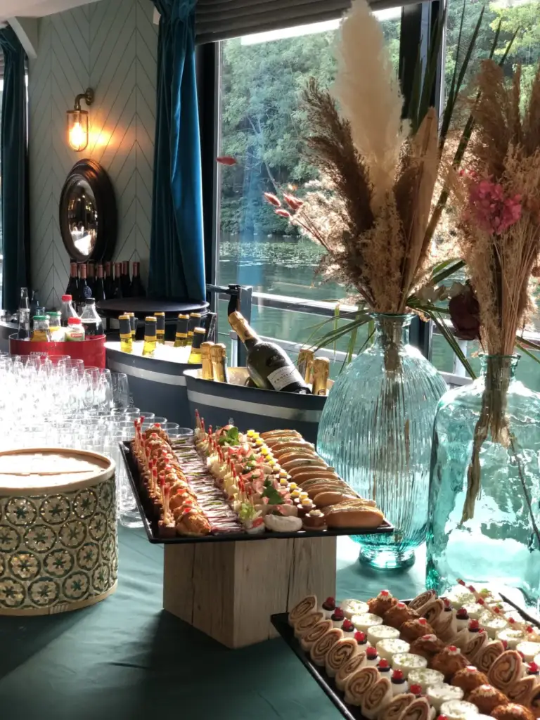 Buffet de réception préparé au River Café, près des baies vitrées