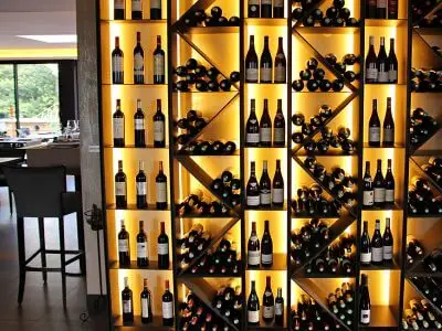Présentation des vins dans la salle du restaurant La Passerelle à Issy-les-Moulineaux