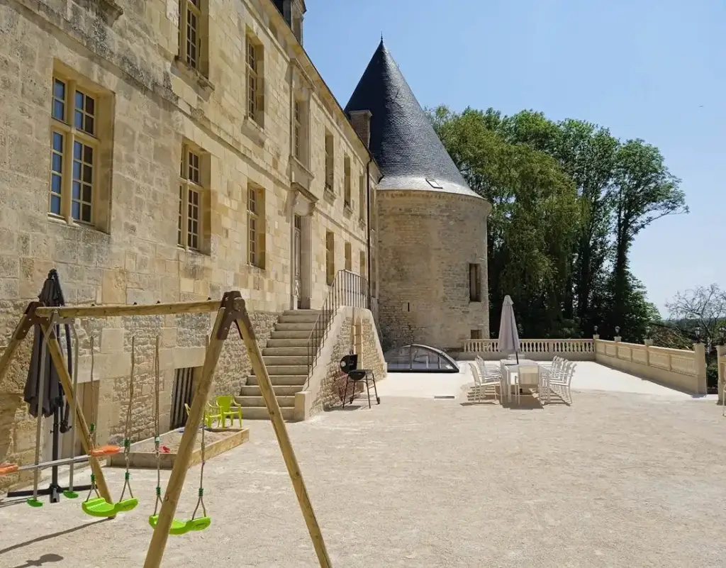 Terrasse au pied des tours du Château de Charbogne